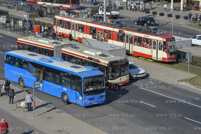 Tramwaj na ul. Okopowej w okolicy budynku LOT. 30.04.2019...