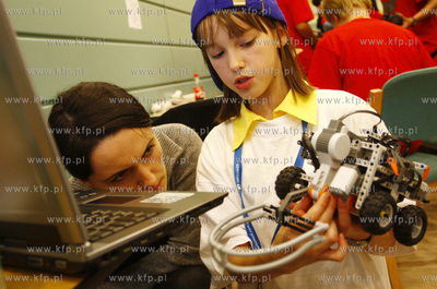 Gdansk. Miedzynarodowy turniej budowy robotów FIRST...