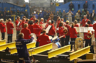 Stocznia Gdansk. Hala K1. Do sniadania stoczniowcom...