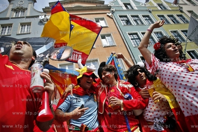 Hiszpanscy kibice opanowali  ul. Dluga i Dlugi Targ...