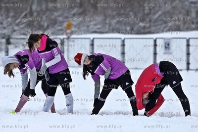 Gdansk Zaspa. Pilkarski turniej dzikich druzyn Do przerwy...