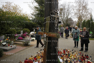 Cmentarz komunalny przy ul. Spokojnej w Pruszczu Gdanskim.
01.11.2013
fot....
