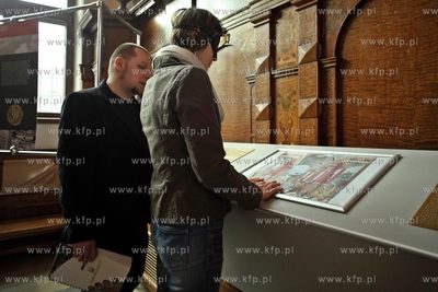 Gdansk. Dwor Artusa. Wystawa Prosimy dotykac eksponatow,...