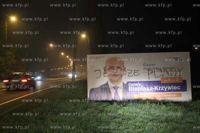 Gdansk sw. Wojciech. Zniszczony billboard wyborczy...
