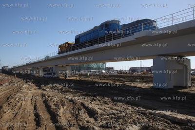 Gdańsk. Próby obciążeniowe budowanego wiaduktu...