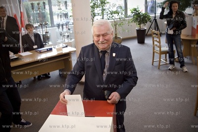 Wybory prezydenckie 2015. Lech Wałęsa głosuje w...