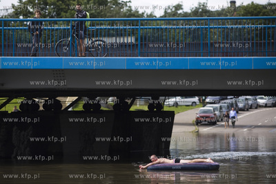 Zalany po obfitych opadach deszczu Węzeł Kliniczna...