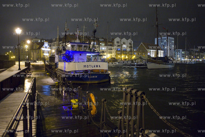 Gdańsk. Wysoki woziom wód Motławy, który jest efektem...