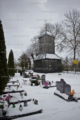 Żuławy. Zabytkowa dzwonnica z 1792 r. na cmentarzu...