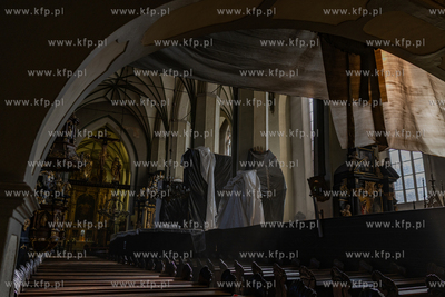 Demontaż rusztowań potrzymujących spękane sklepienie...