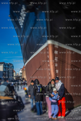 Tłumy spacerowiczów na zamarzniętej Motławie w...