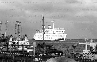 Prom Polskiej Zeglugi Baltyckiej wchodzi do Portu Gdanskiego....