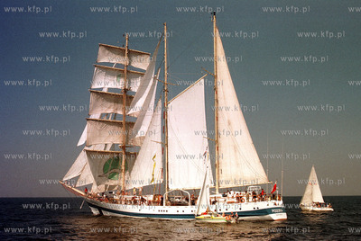 Pogoria parada zaglowcow Gdansk 1997 fot. Lukasz Glowala...