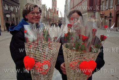 Walentynki na ul. Dlugiej w Gdansku. 14.02.2002 Fot....