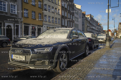 Zimowy epizod w Gdańsku. Zasnieżone samochody na...