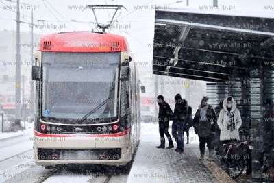 Zima w Gdańsku. Przystanek autobusowo - tramwajowy...