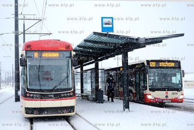 Zima w Gdańsku. Tramwaj Pesa Jazz Duo na Pętli Ujeścisko....