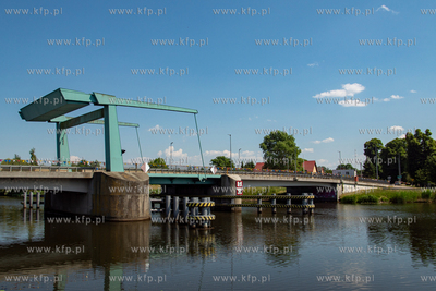 Most zwodzony w Drewnicy nad rzeką Szkarpawą na Pętli...
