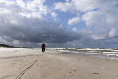 Łeb. Rowerem po plaży. 30.09.2023 fot. Paweł Marcinko...
