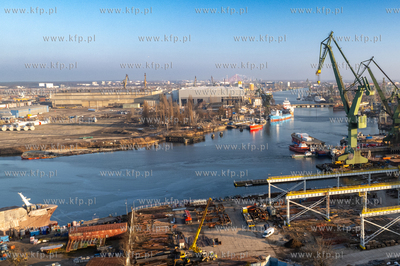 Stocznia Gdańska. Podczas operacji przesuwania patrolowca...