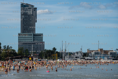 Gdynia, Upalne lato. Nz. Plaża  w Gdyni. 13.08.2023...