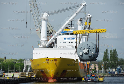 Port w Gdansku. Przeladunek elementu urzadzenia do...