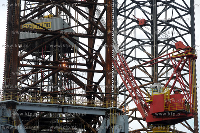 Samopodnosna platforma wiertnicza ENSCO100 przechodzi...