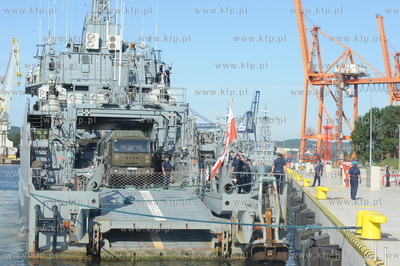 Port wojenny Gdynia Oksywie. 32 zolnierzy i 13 pojazdow...