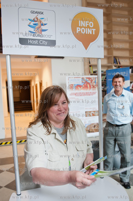 Gdansk. Dlugi Targ. Biuro ds. Euro 2012. Ogromna kolejka...