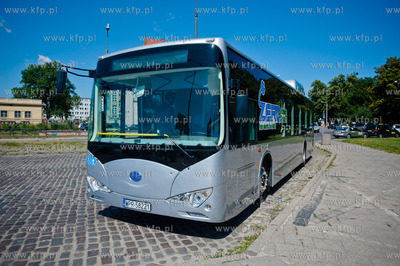Gdansk. Targ Rakowy. Prezentacja chinskiego autobusu...