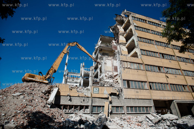 Gdynia. Wyburzanie jednego z budynkuw Dalmoru przy...