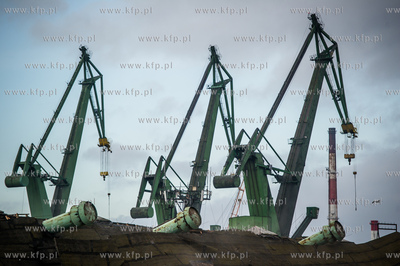 Gdansk. Tereny bylej Stoczni Gdansk. Wyburzenie hali...