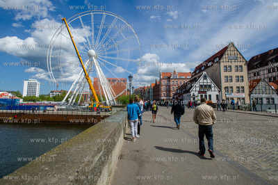 Gdansk. Montaz kola widokowego na Wyspie Spichrzow.
18.05.2015
fot....