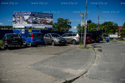 Gdansk. Auta zaparkowane przy ulicy Okopowej w sasiedztwie...
