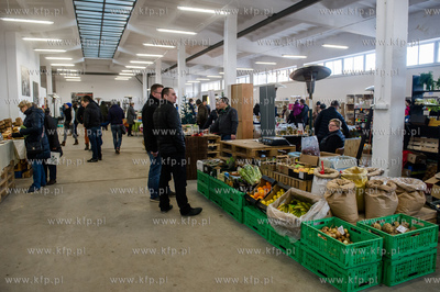 Gdansk. Hala postoczniowa przy ul. Doki 1. BioBazar...