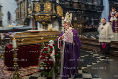 Gdansk. Katredra Oliwska. Wprowadzenie trumny z cialem...