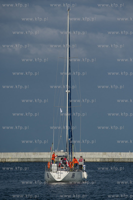 Gdynia. Basen Prezydenta. Uczestnicy Onko-Rejsu wyruszaja...