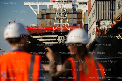 Gdansk. Najwiekszy kontenerowiec na swiecie MSC Maya...