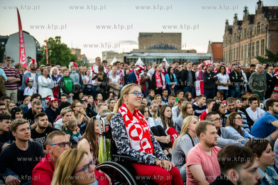 Gdansk. Targ Weglowy. Strefa kibica, gdzie mieszkancy...
