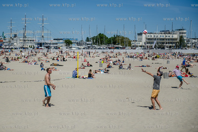 Gdynia. Słoneczna, upalna pogoda na plaży i bulwarze...