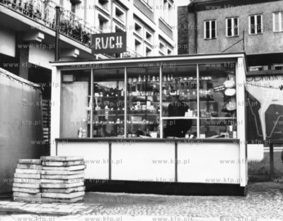 Nowy kiosk Ruchu na rogu al. Grunwaldzkiej i ul. Jaskowa...