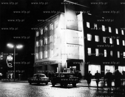 Powszechny Dom Towarowy w skrocie PDT noca na brukowanej...