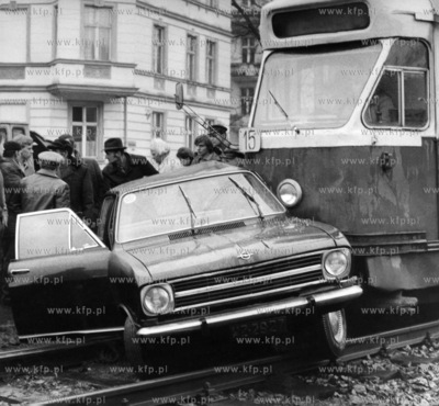 Wypadek samochodu marki Opel z tramwajem linii 15 na...