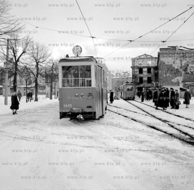 Tramwaje na przystanku przy ruinach  starego teatru...