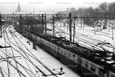 Pociąg Szybkiej Kolejki Mieskiej wjeżdza na peron...