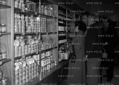 W sklepie z artykułami luksusowymi. (lata60)
1961
0005191z_gd
Fot....