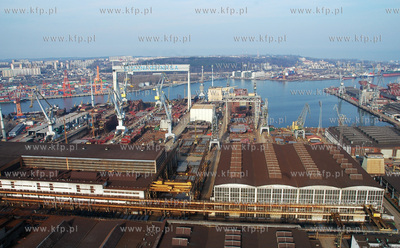 Port w Gdyni, widoczne tereny firmy Stocznia Gdynia...