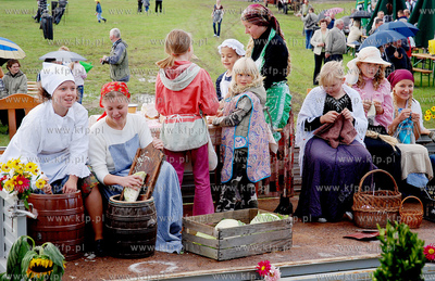 Dozynki Gminne w Kosakowie. Nz. Przedstawiciel wchodzacych...