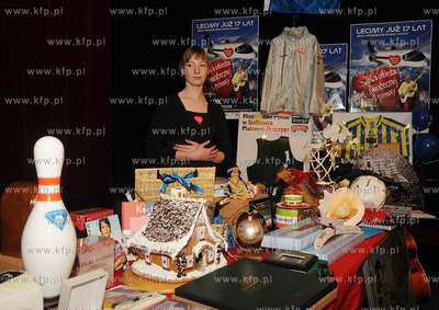 Gdynia. XVII Final WOSP. Gdynska licytacja fantow,...