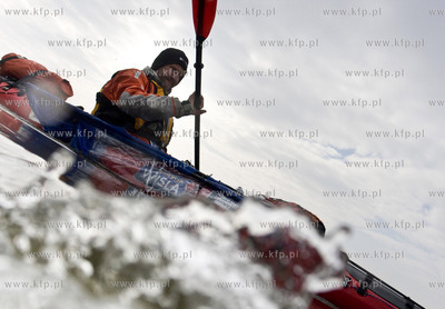 Podroznik Marek Kaminski podczas kajakowego splywu...
